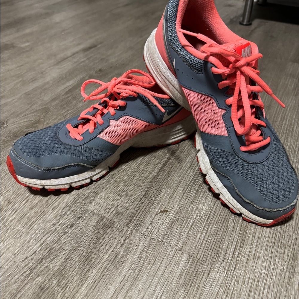 Nike Women's Athletic Shoes in Gray and Pink